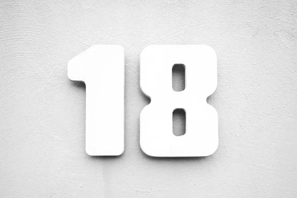 Casa número 18 na parede texturizada — Fotografia de Stock
