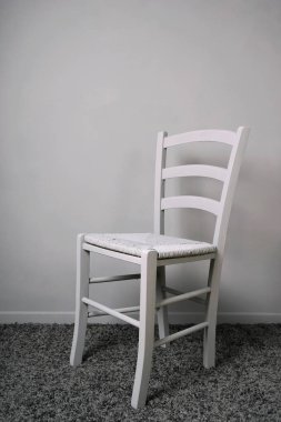tamamen gri Oda boş boş sandalye