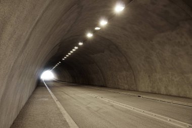 boş ışıklı araba veya yol tünel