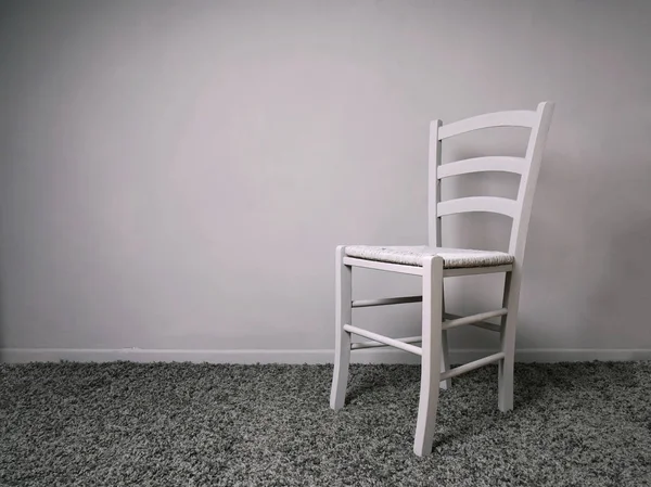 Quarto totalmente cinza com cadeira vazia e espaço de cópia — Fotografia de Stock