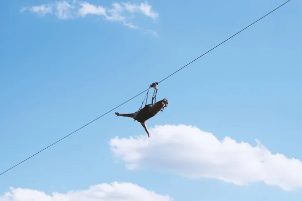 无法辨认的人 ziplining 与拉链线 — 图库照片