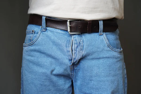 Мужчина среднего телосложения в джинсах с открытой мухой — стоковое фото