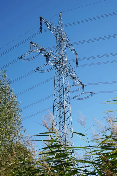 Magasfeszültségű torony vagy a pole, vagy villamos energia villanyoszlop — Stock Fotó