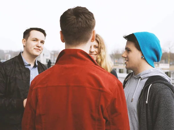 Grupo de amigos adolescentes hablando y riendo juntos — Foto de Stock