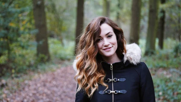 Gelukkig jonge vrouw gaan voor een wandeling in het bos of bos — Stockfoto