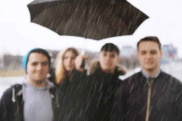 在一个保护伞下的年轻城市青少年朋友群体的注意力不集中 — 图库照片