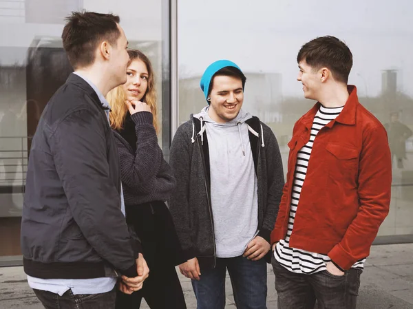 Grupo de amigos adolescentes hablando riendo y divirtiéndose juntos — Foto de Stock