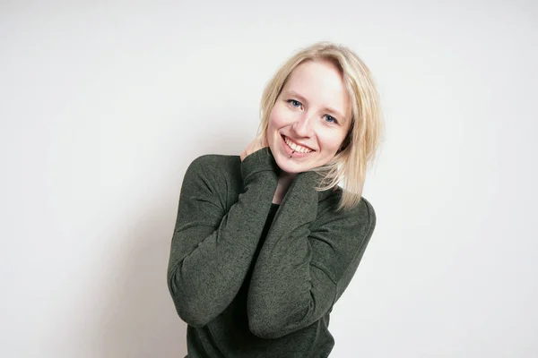 Glückliche blonde junge Frau mit großem zahnlosen Lächeln — Stockfoto
