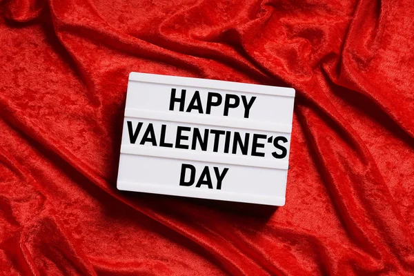 Щасливий день Святого Валентина лайтбокс на червоному оксамитовому фоні — стокове фото