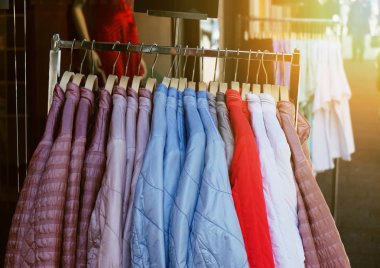 dükkanın önünde asılı ladieswear bahar moda ceket ile giysi raf