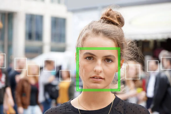 Młoda kobieta odbierana przez oprogramowanie do rozpoznawania twarzy lub wykrywania twarzy — Zdjęcie stockowe