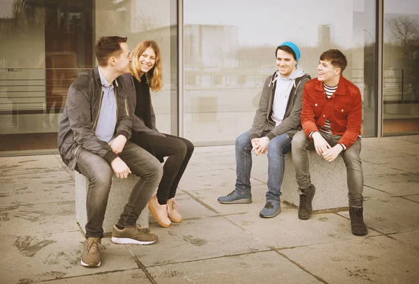 Grupo de jóvenes amigos adolescentes hablando y riendo juntos — Foto de Stock