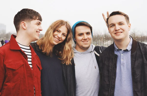 Grupo de jóvenes amigos posando brazo en brazo — Foto de Stock