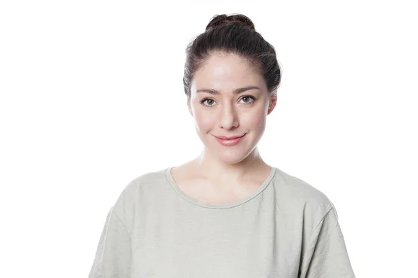 Lächelnde junge Frau mit brünetten Haaren — Stockfoto