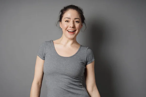 Ευτυχισμένος νεαρή γυναίκα με το ακτινοβόλο χαμόγελο — Φωτογραφία Αρχείου