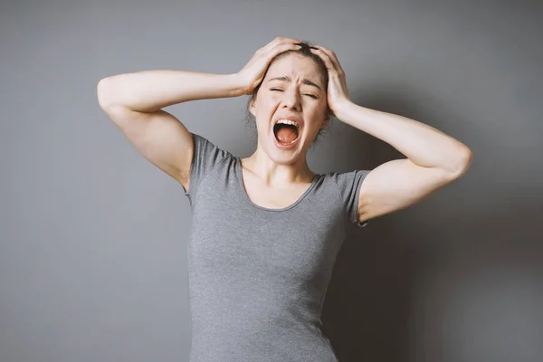 Mujer gritando lanzando una rabieta — Foto de Stock