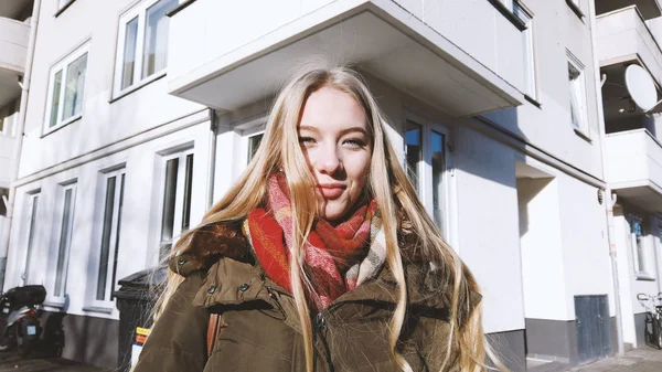在阳光明媚的冬日, 站在街角的少女 — 图库照片