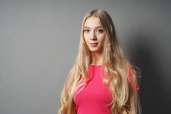 Mujer adolescente con el pelo largo y rubio y sonrisa contenta —  Fotos de Stock