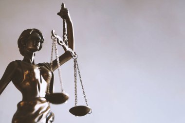 Bayan adalet veya justitia heykelcik - hukuk ve hukuk sembolü
