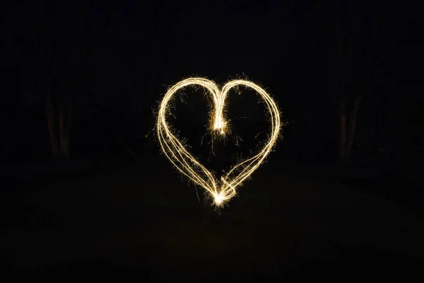 Coração forma luz pintura com sparklers — Fotografia de Stock