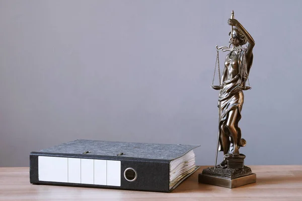 Senhora justiça ou justitia estátua e arquivo pasta na mesa — Fotografia de Stock