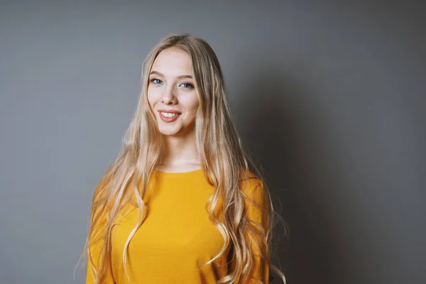 Adolescente con i capelli biondi molto lunghi e sorriso raggiante — Foto Stock