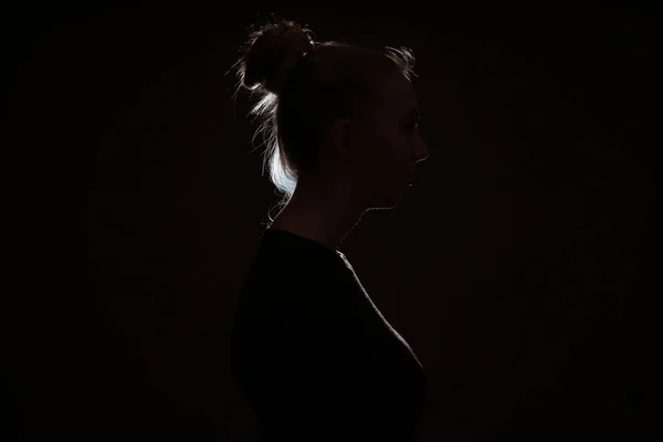 Profle pohled ženy, skrývá ve tmě — Stock fotografie