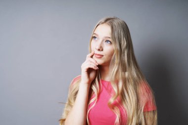 çene yandan dalgın genç kadın