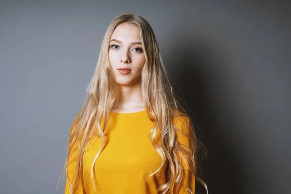 Mujer joven cool con el pelo largo y rubio —  Fotos de Stock