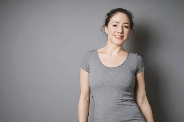 Glückliche junge Frau mit strahlendem Gesicht und strahlendem Lächeln — Stockfoto