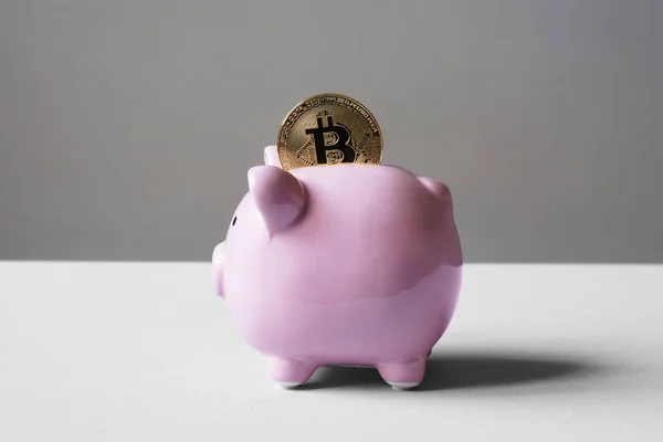 Sparschwein oder Spardose mit Bitcoin-Münze — Stockfoto