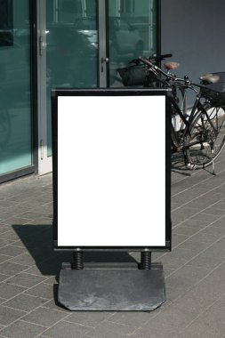 kaldırım üzerindeki boş müşteri tıpa standee işareti