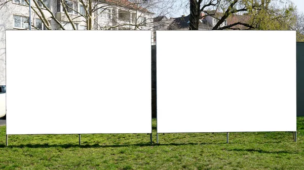 Dois outdoors em branco lado a lado — Fotografia de Stock