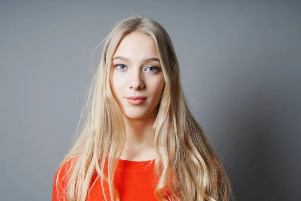 Młoda kobieta z długimi blond włosami i niebieskimi oczami — Zdjęcie stockowe