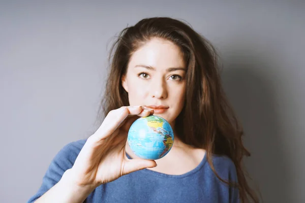 Mulher segurando globo mundial em sua mão — Fotografia de Stock