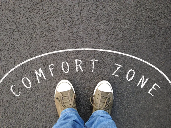 Voeten in canvas schoenen staande binnen comfort zone Rechtenvrije Stockafbeeldingen