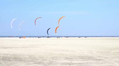 Almanya'da Sankt Peter-Ording plajında uçurtma arabası yarışı