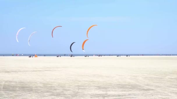 Kite buggy race op het strand van Sankt Peter-Ording in Duitsland — Stockvideo