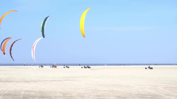 Kite buggy race op het strand van Sankt Peter-Ording in Duitsland — Stockvideo