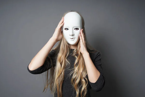 Mystisk ung kvinna anpassa sin mask — Stockfoto