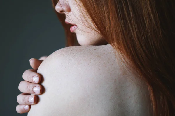 Giovane donna con capelli rossi e lentiggini sulla spalla nuda — Foto Stock