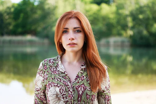 Legal jovem mulher floral padrão ummer vestido de pé junto ao lago — Fotografia de Stock