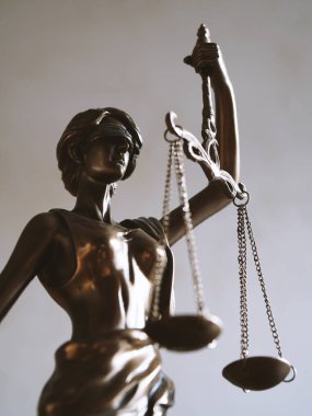 bayan adalet veya justitia heykelcik - hukuk ve yargı sembolü