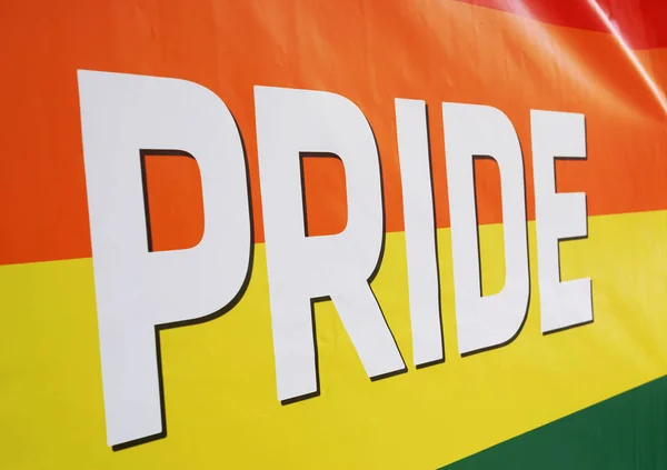 ゲイプライドイベントでクローズアップ虹の旗 — ストック写真