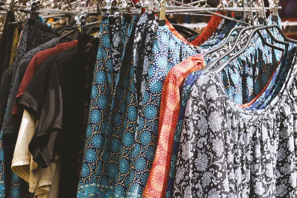 Rack de roupas com estilo hippie boho moda das mulheres — Fotografia de Stock