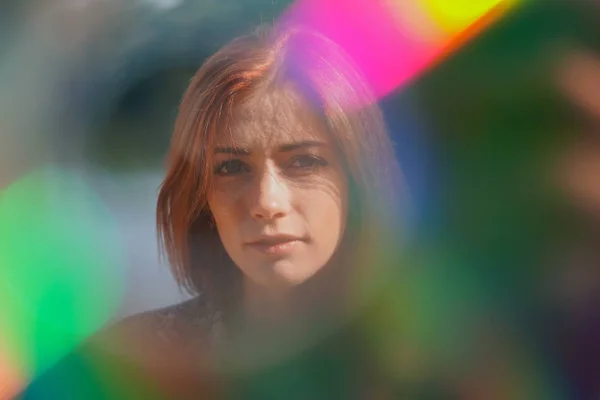 Retrato funky de una mujer joven con destello de lente y fugas de luz — Foto de Stock