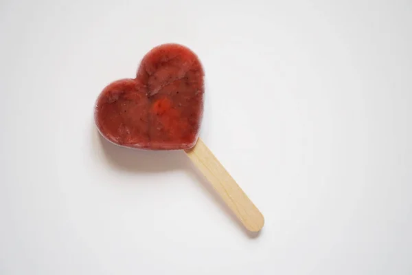 Batido de frutas em forma de coração picolé ou gelado ou gelado pop — Fotografia de Stock