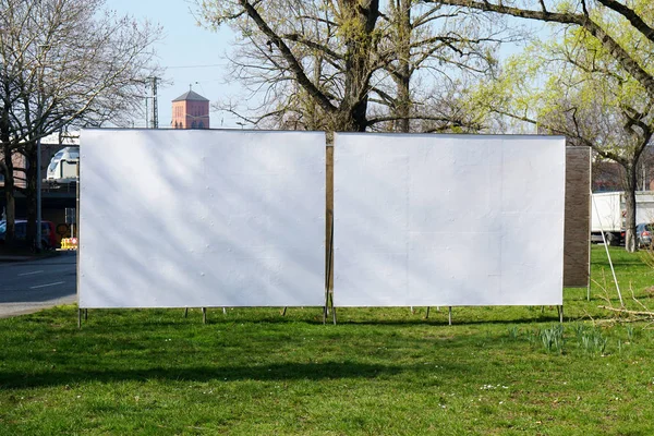 Dois outdoors em branco realistas lado a lado — Fotografia de Stock
