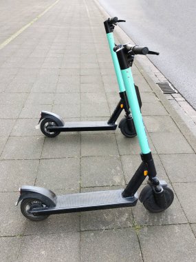 kaldırımda park edilmiş iki elektrikli tekme scooter veya e-scooter