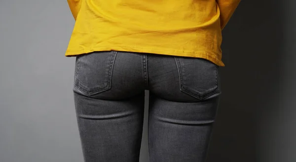 Bunda feminina ou inferior vestindo jeans de ganga preta — Fotografia de Stock